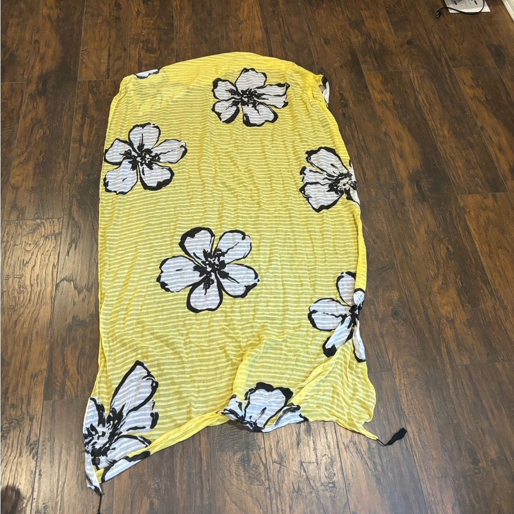 Beautiful yellow wrap with black and white flowers.